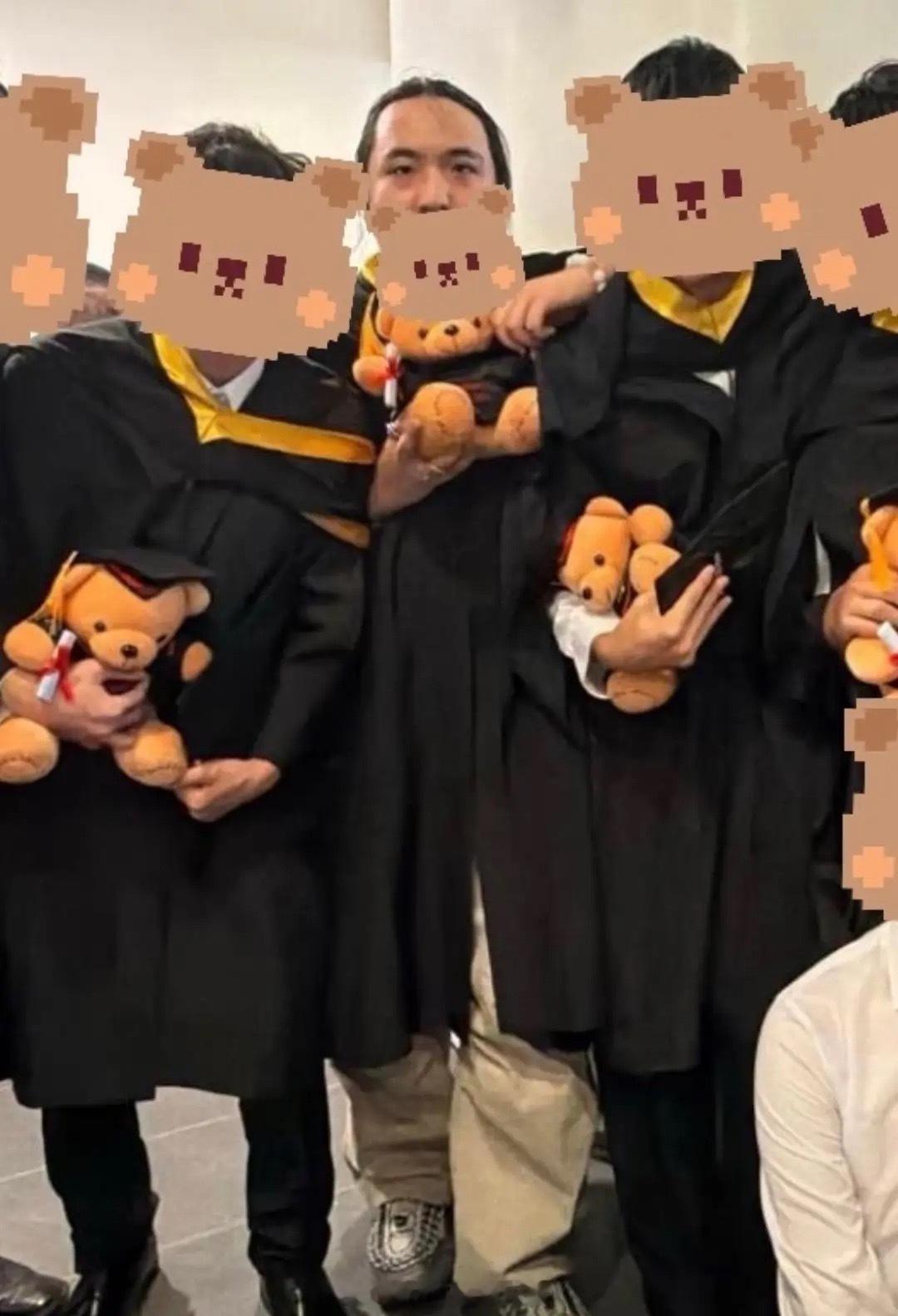 吴镇宇儿子晒高中毕业照，17岁费曼穿学士服吐舌头搞怪出镜，长发梳成小辫子，显得特