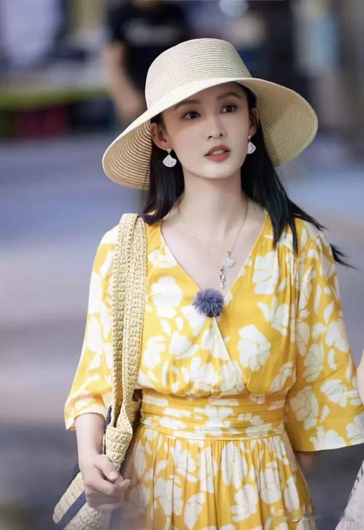 服了...想不到李沁是不上镜的那种这姐确实牛哈，脸小小的身材也很好咱也是羡慕