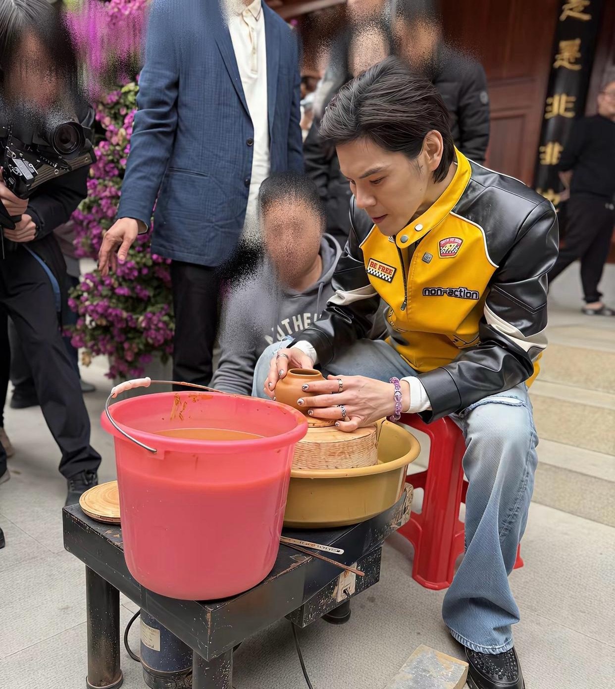 向佐难得穿着回归正常，但还是有一颗躁动不安的心，十指涂了美甲。一个大男人，涂美甲