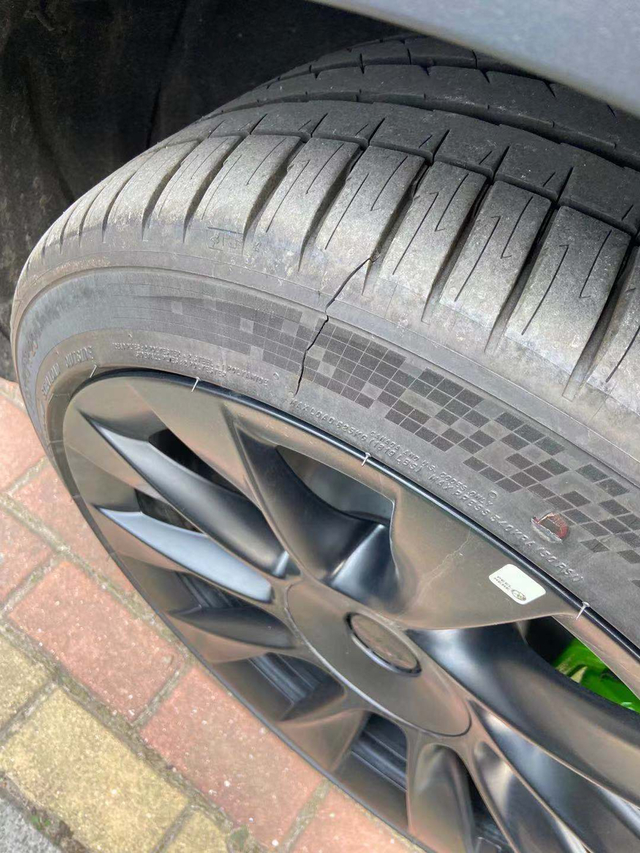 突然发现轮胎裂了立马开到售后，送去检测了，哎