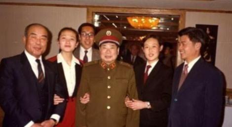 1990年，79岁的杨得志新婚，迎娶了石莉，结婚当晚，杨老将军握着石莉的手，动情