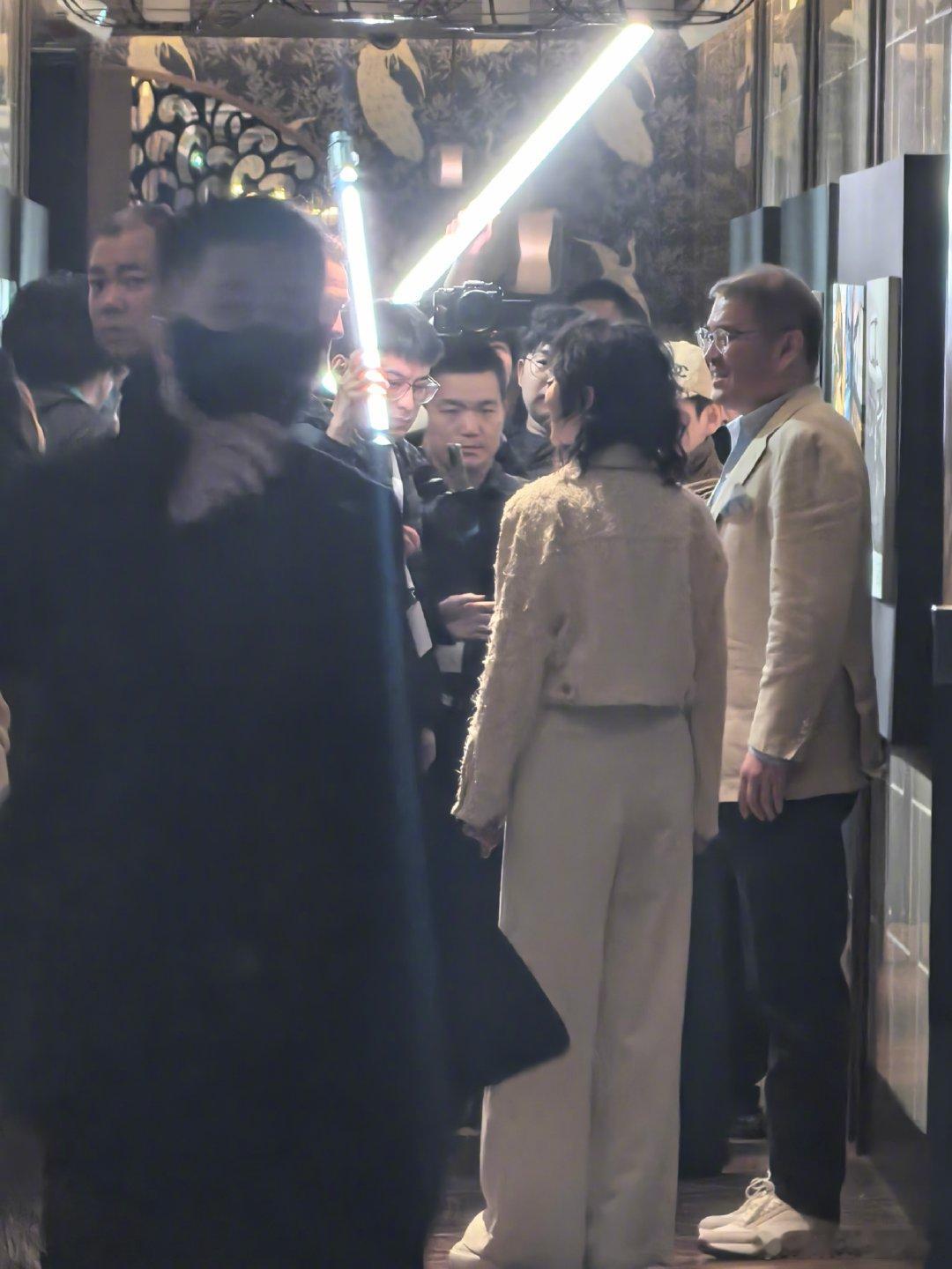 张曼玉没去浪姐来这了今天王府井路人真的赚到，随便逛街偶遇张曼玉！她身穿浅色休闲装