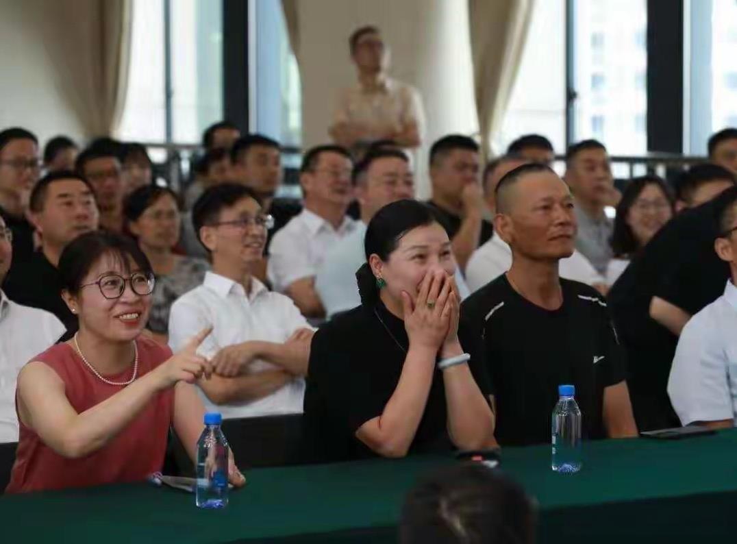 这才叫心有灵犀，在那么多方阵中，这位妈妈硬是在电视屏幕中找到了自己儿，妈妈说儿子