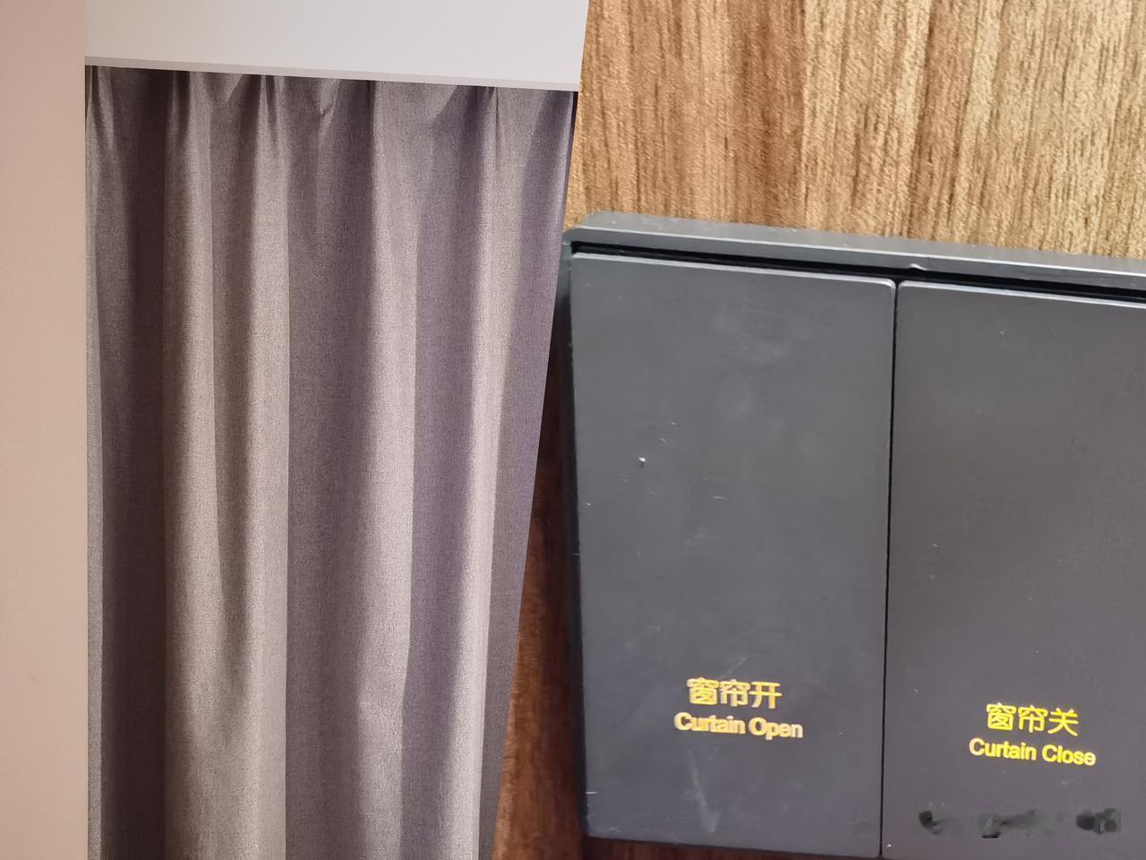 住酒店吓我一大跳。我去外面吃饭回到酒店，回到房间一下子傻了，窗帘不是拉开了的嘛，