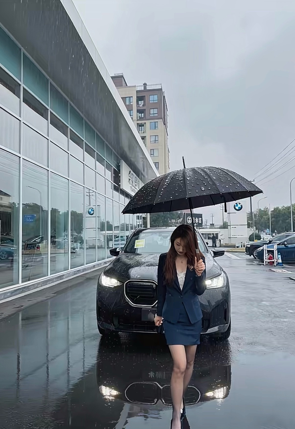 宝马大灯也很亮