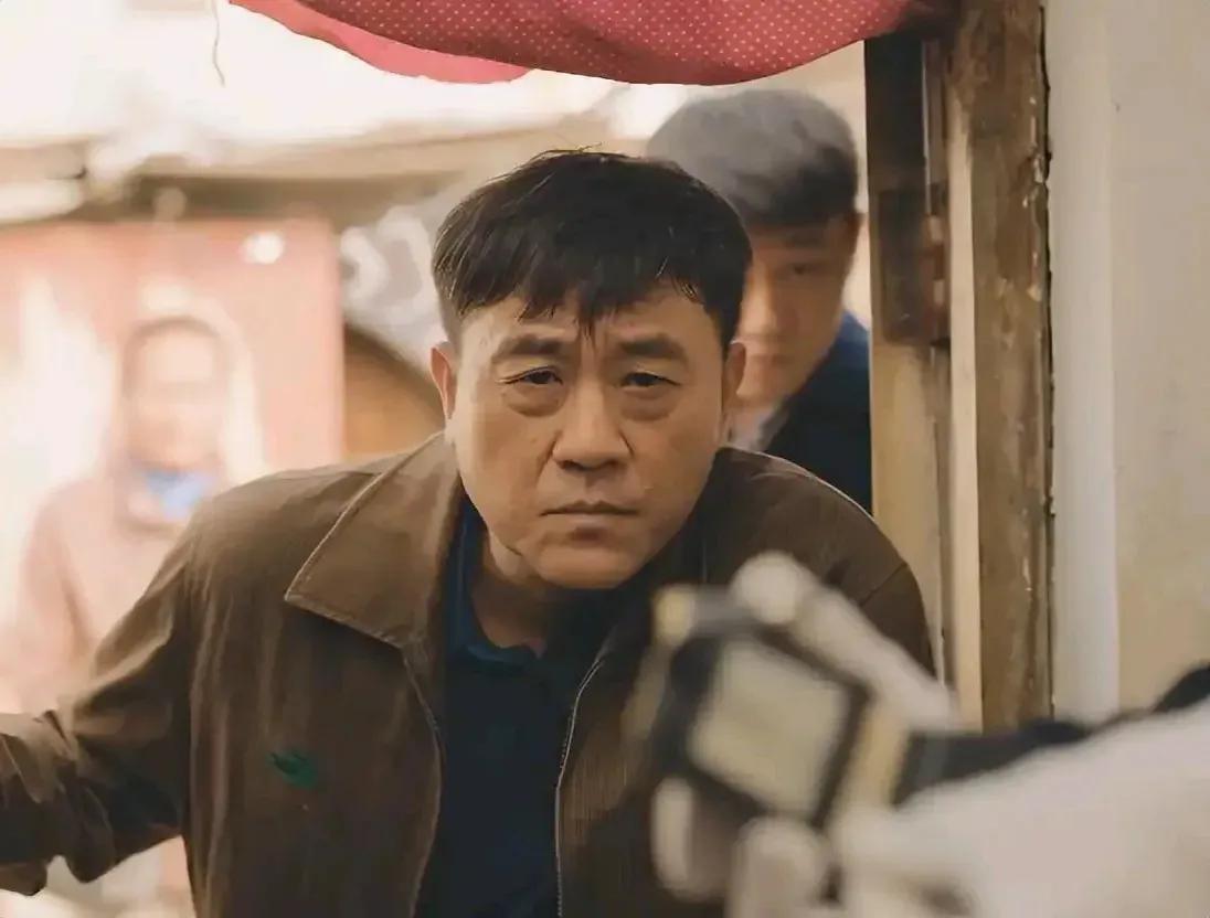 《刑警的日子》看了头几集以后，何冰饰演的老刑警″魏哥”突然借调到某一个专案组去了