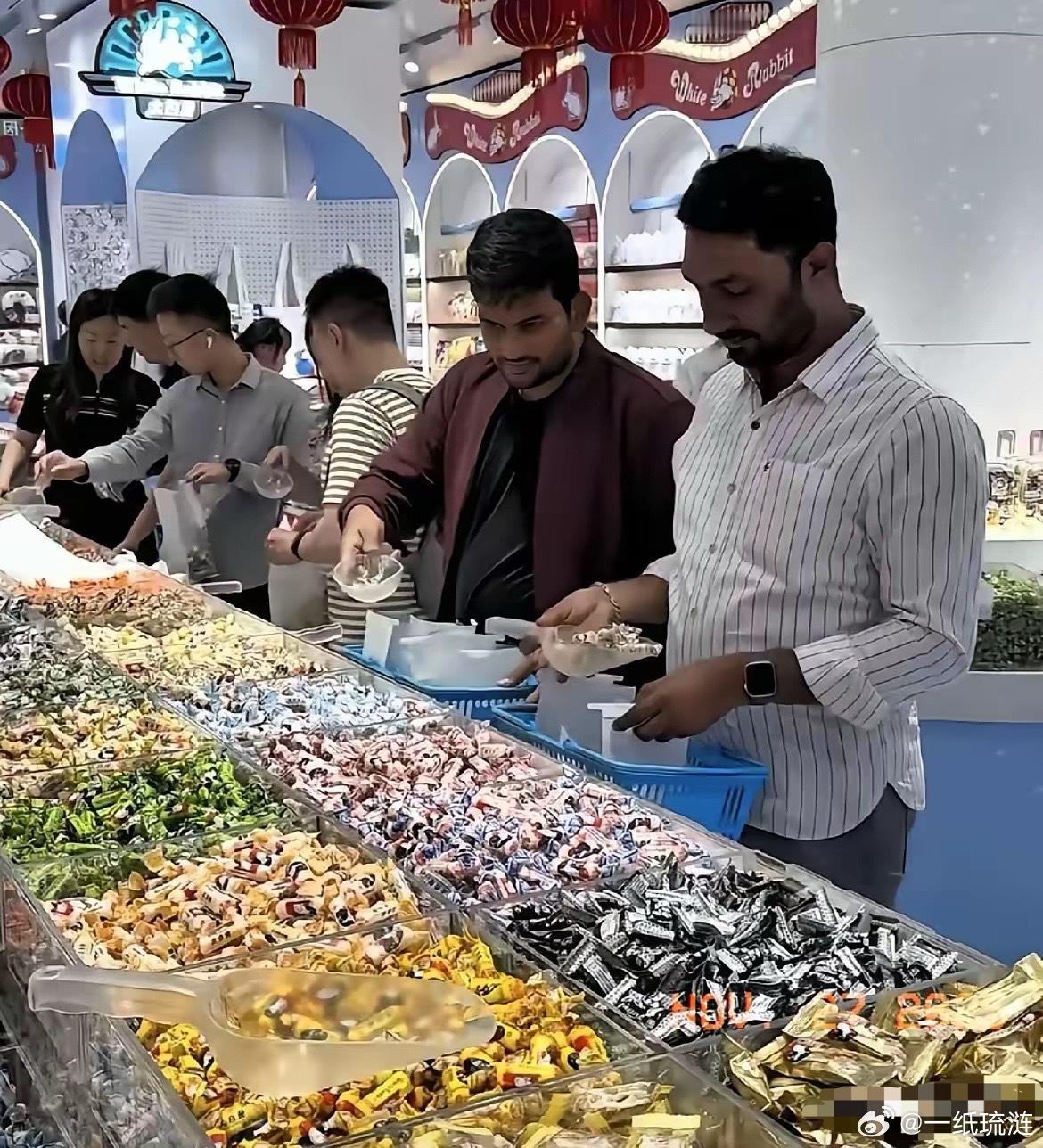 深圳超市这事儿真让人膈应！三个印度游客4袋大米只扫2袋就溜，被抓包还不耐烦说“忘