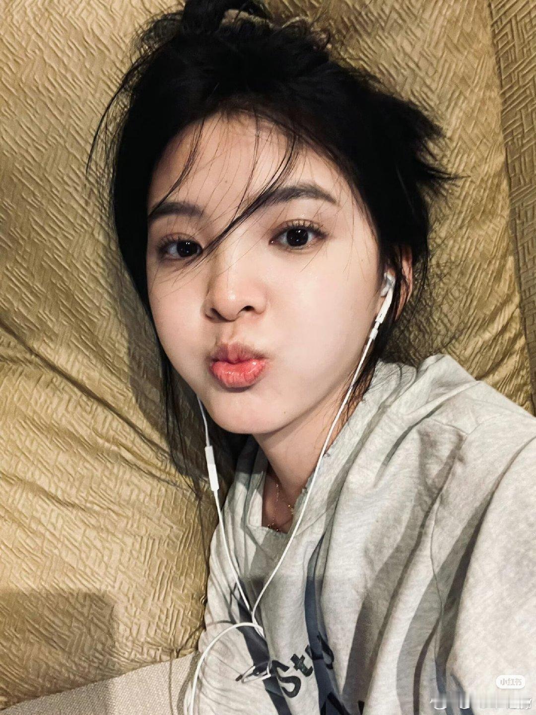 #章若楠##章若楠颜值#耳机里听的什么歌啊😙😙​