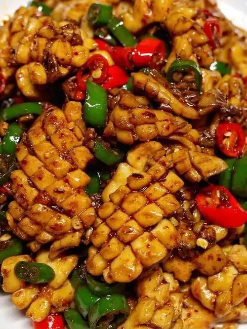 孜然墨鱼——鲜香麻辣，海味十足的美味佳肴在丰富多彩的海鲜世界中，墨鱼以其独特