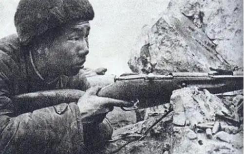 1953年，美国顶级狙击手艾克上校在一次射击中打中了一名志愿军战士，让其掉进了壕