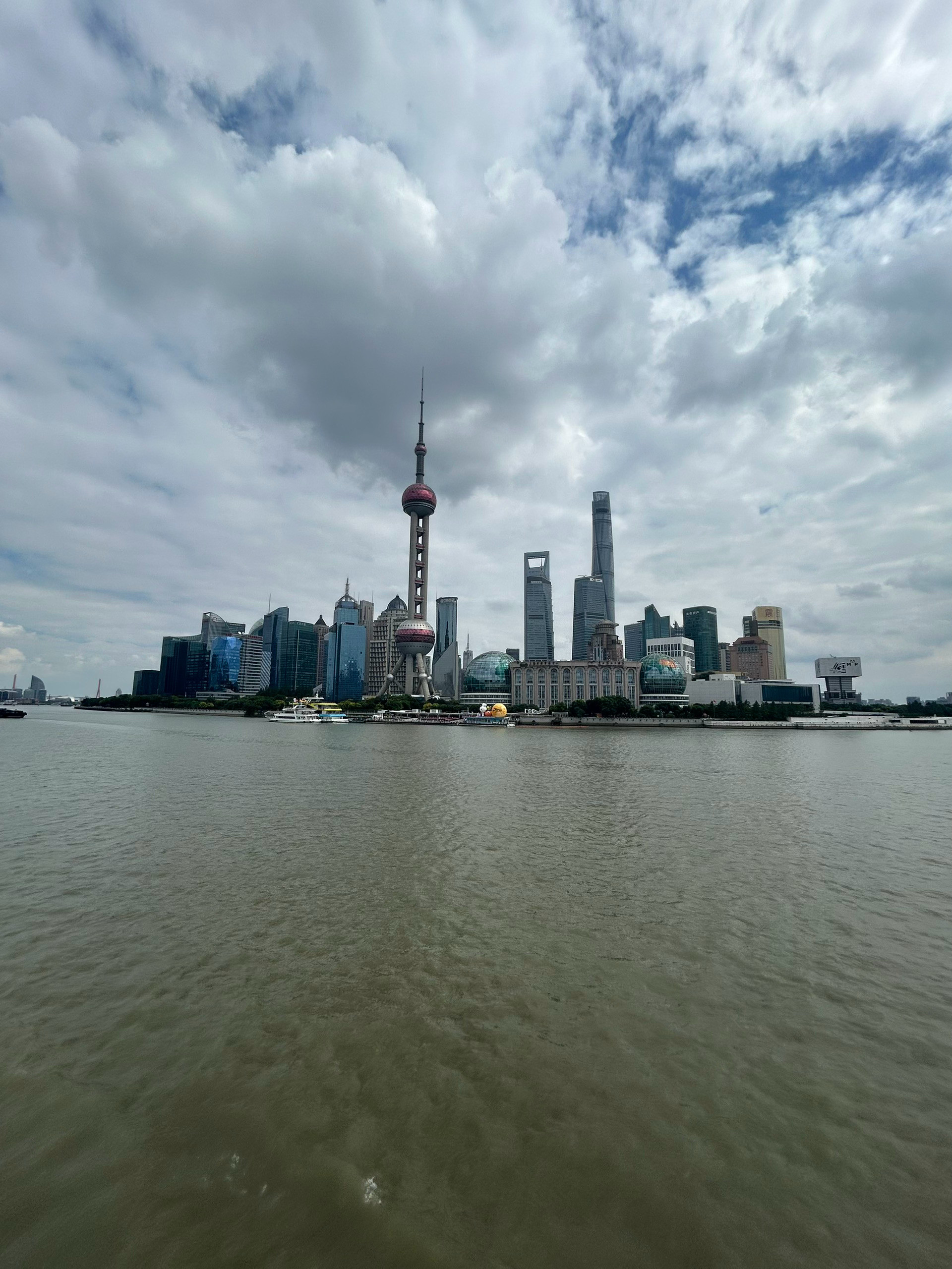 路过上海，坐地铁时碰到一位外国友人朝我走来，一句“Excuseme”过后，就把