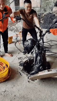 孩子们真的不要乱花钱了，看看你们的爸爸挣钱有多难😭