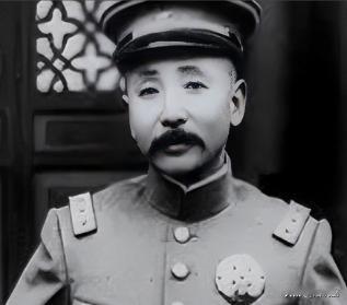 张作霖路过一个修鞋摊，见鞋匠干活慢，抬脚就踢了一下。鞋匠反手就给了他一巴掌，骂道