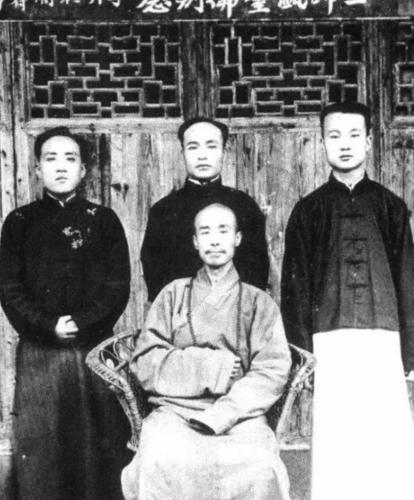 1906年，李叔同东渡扶桑，他看上了房东的女儿春山淑子，便请她做人体模特，一天李