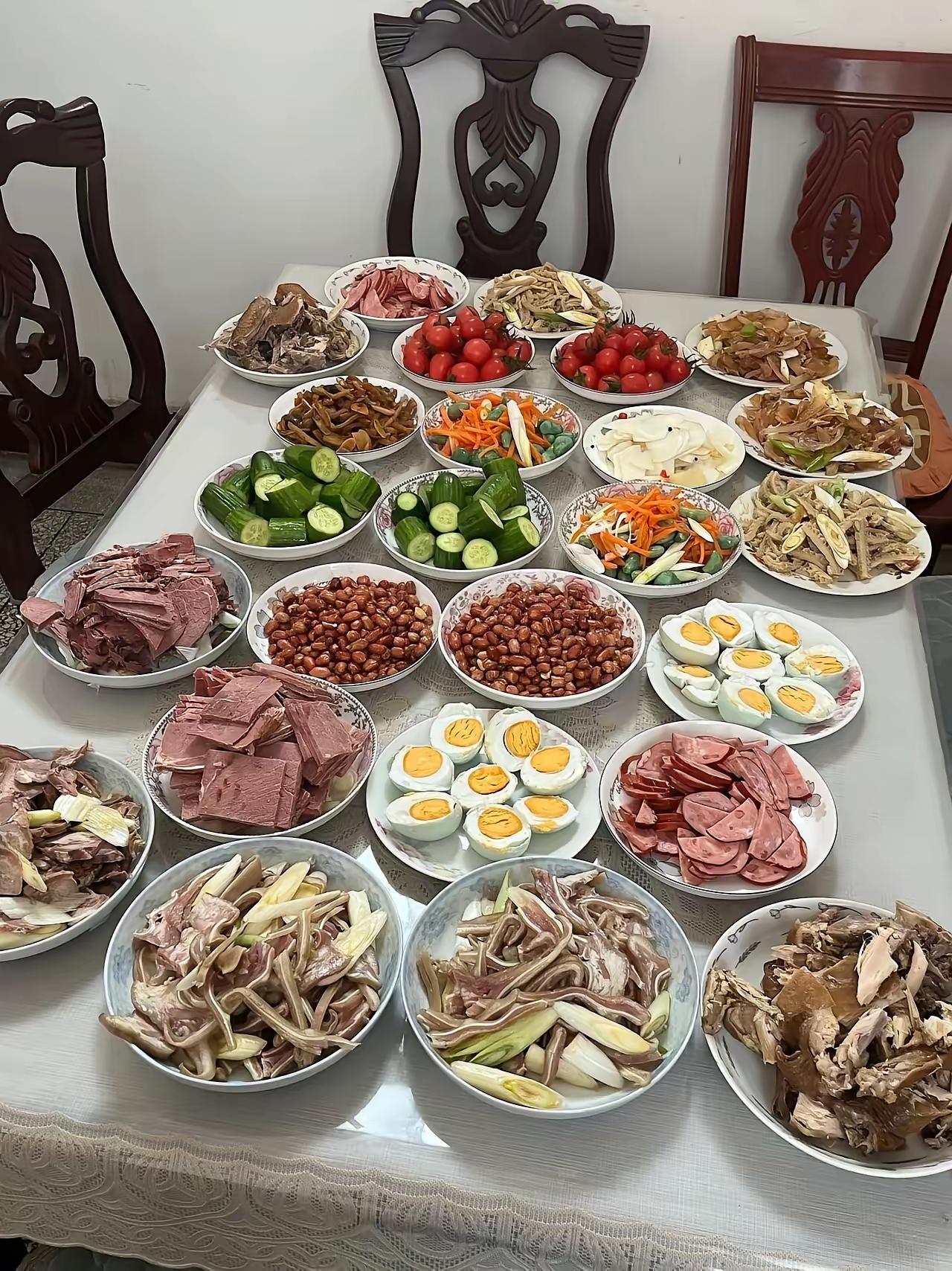 一看这一大桌子菜，就知道不是湖南，湖北的，没有辣子，也不像是广东，福建的，没有