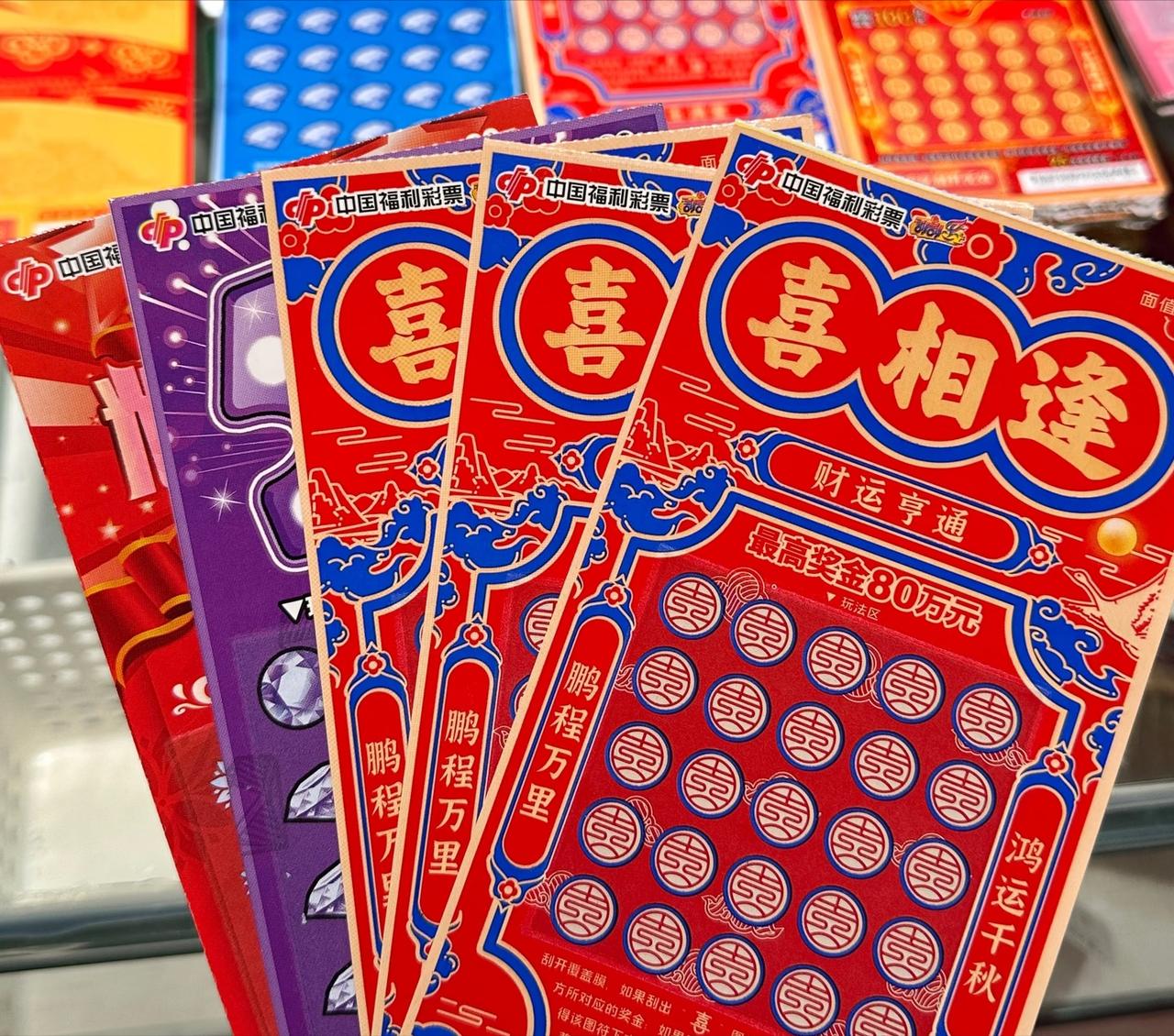 🌙江苏一男子为了验证刮刮乐不是坑，豪砸21万多，把彩票店全包了，当场实测，结果