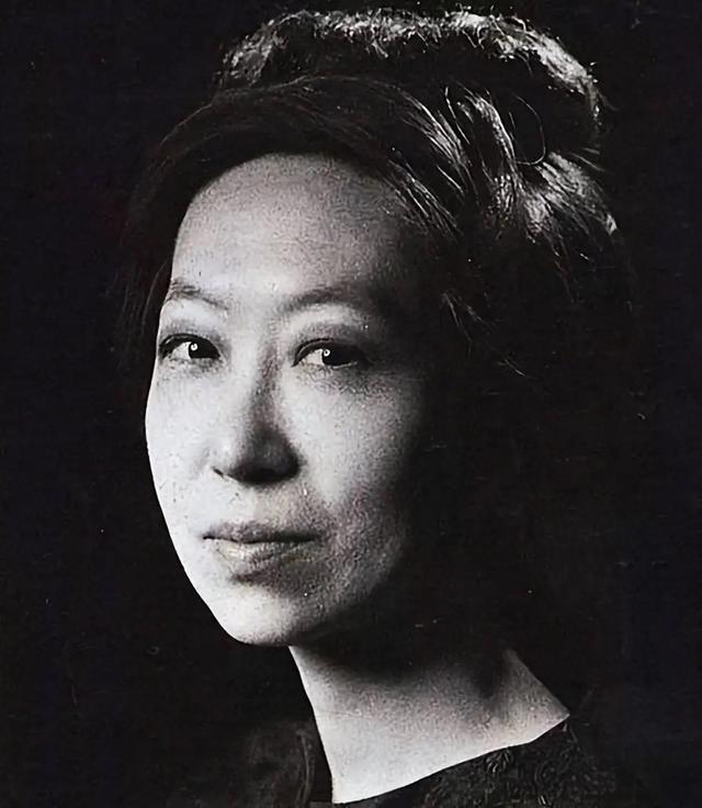 1938年，趁着妻子熟睡，张爱玲父亲偷偷来到女儿房间。看着熟睡的女儿，他突然从怀