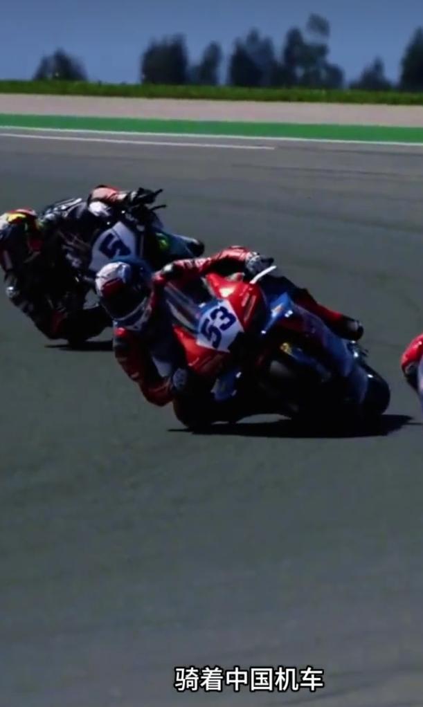 夺冠后法国车手瓦伦丁激动落泪，紧紧握住张雪的手真诚致谢：谢谢你，是你成就了我的冠