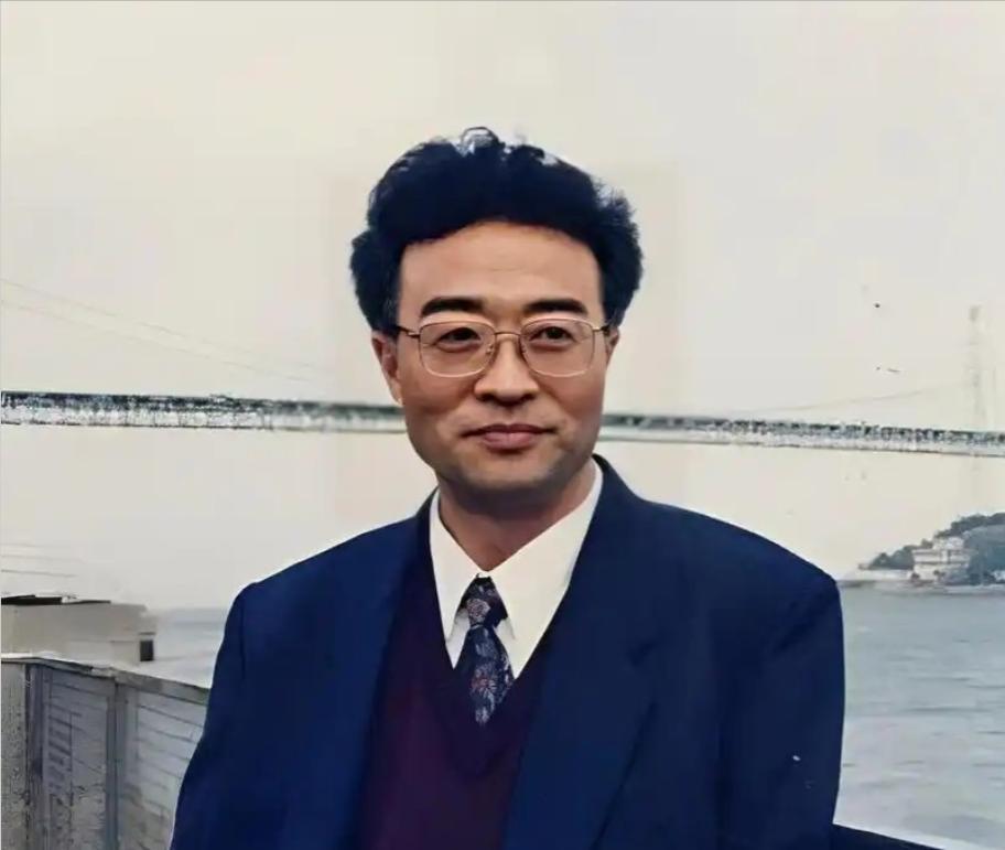 他名叫刘铁骑，是大贪官刘青山的儿子，1952年，刘青山因贪污155亿被枪