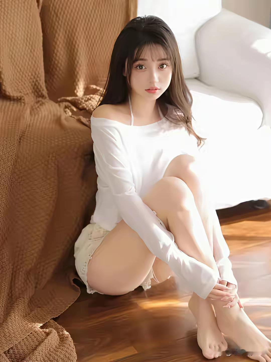慵懒午后，白色长袖与棕色毛毯的完美搭配，尽显温柔与舒适。可爱和气质你更喜欢哪一种