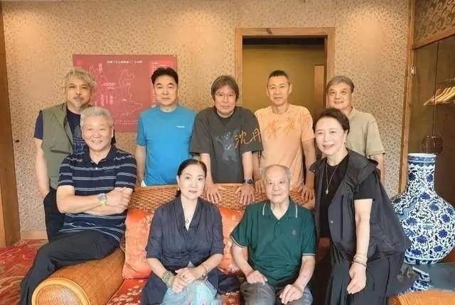 70岁张丰毅参加北电同学聚会，一眼就看见了沙发上的沈丹萍和刘佳，两人都是一身素衣