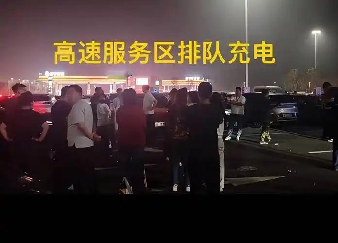 女子买新能源车频繁充电还卡在高速。郑州张女士提新车当天就崩溃！车辆标...