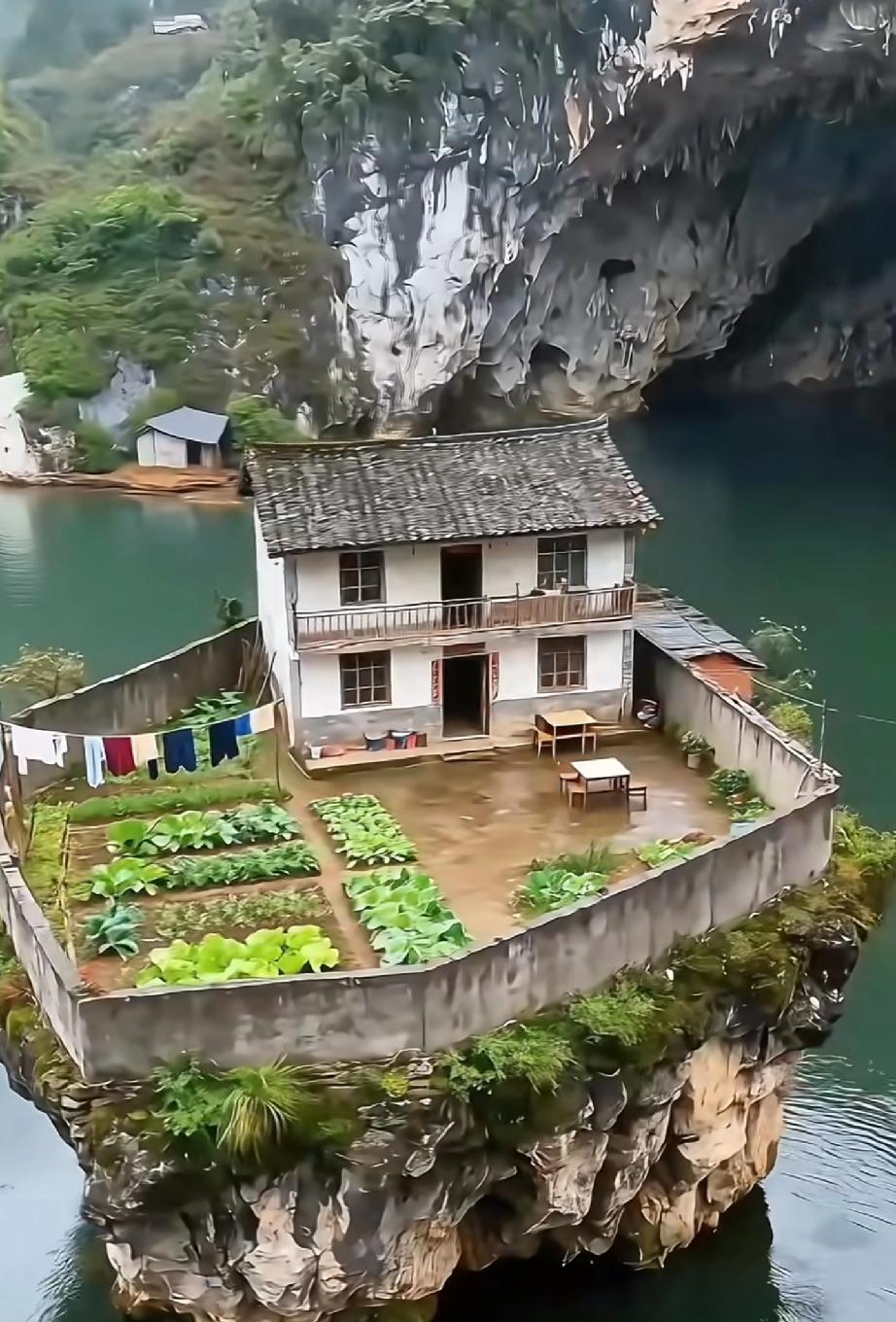 来回必须要用船，电钱也没有通，连个厕所都没有，你说这个他怎么住啊？