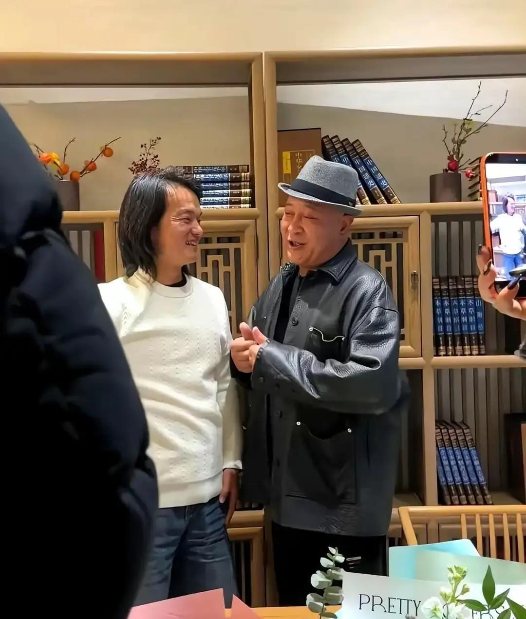 现在，是明星排队去村里找他。沧州小伙鲍小光，用化肥袋做铠甲，开三轮车当战车