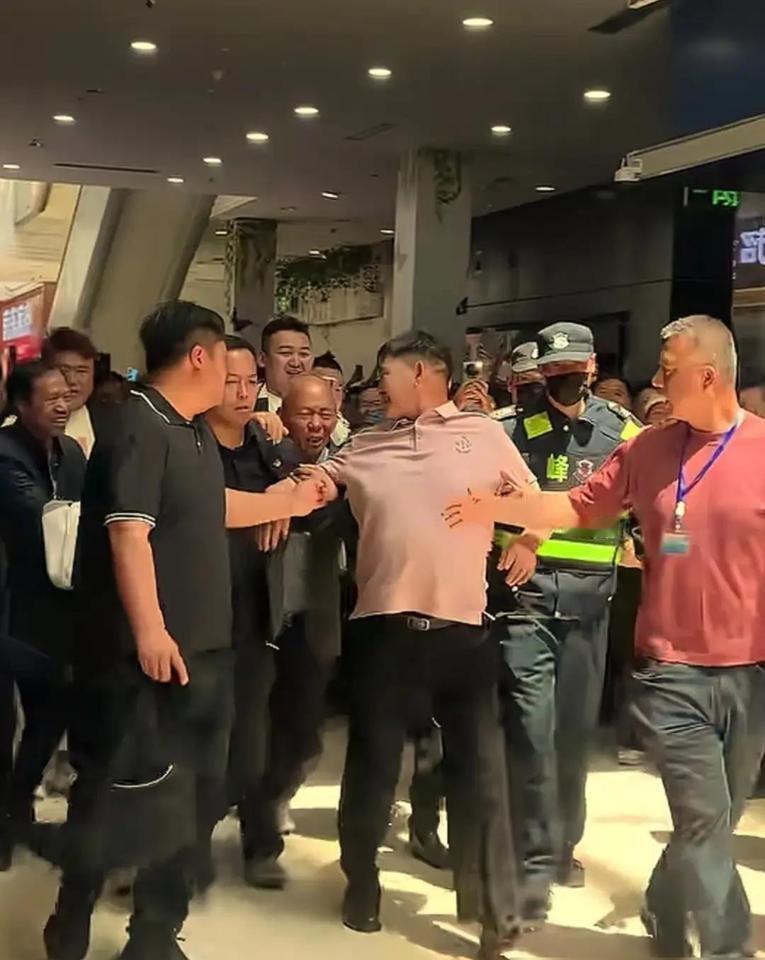 家人们！最近大衣哥青岛商演的画面，看哭了无数网友！两个保安架着他的胳膊，硬生生拖