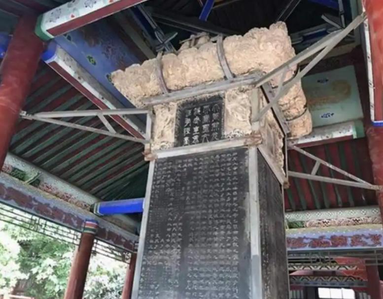 1952年，西安碑林工作人员在修复石碑时，不小心把手伸进了缝隙中，一摸，忽觉手指