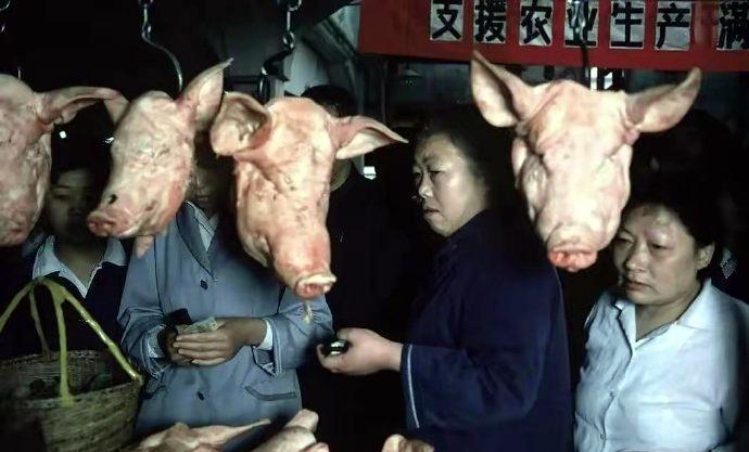 1979年，上海的家庭妇女提着篮子来到肉店里。当时，猪肉虽然看起来便宜，但相对收