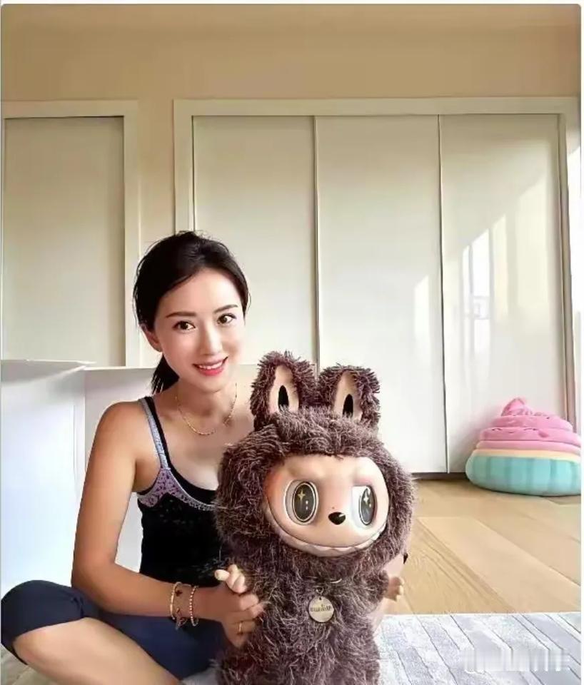 演员李念近日在社交平台晒出Labubu玩偶，瞬间引发网友关注与热议。有网友称，一