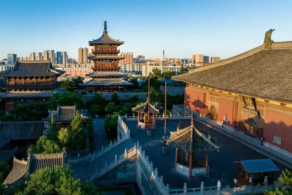 华严寺已然成为大同旅游明星招牌，外地游客来大同旅游除云冈石窟外华严寺是不二的选择