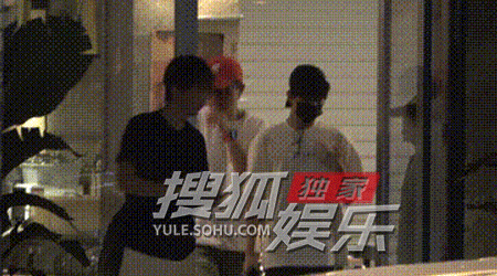 杨洋聚餐后散步回家杨洋私服好有少年感杨洋被拍到和好友聚餐后散步回家，白T棒球帽