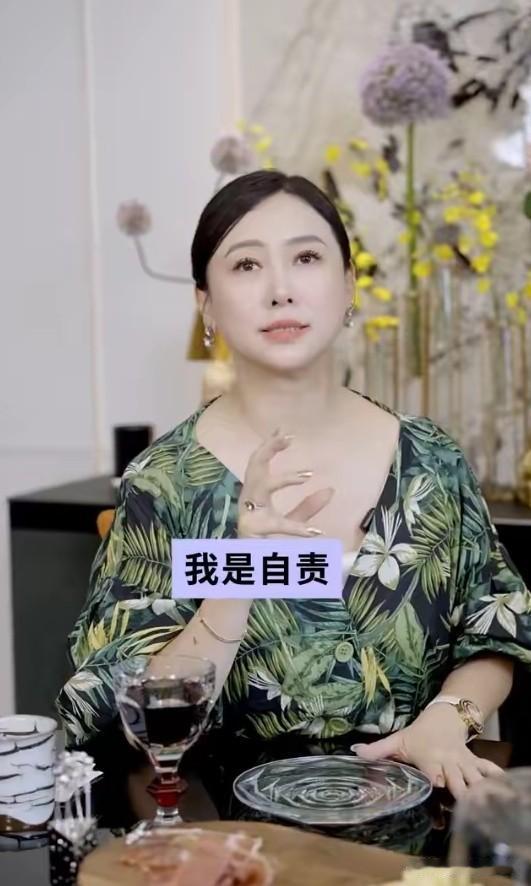 翁虹首次回应第一段失败婚姻7月6日，翁虹做客访谈节目，聊起自己的第一段婚姻。她