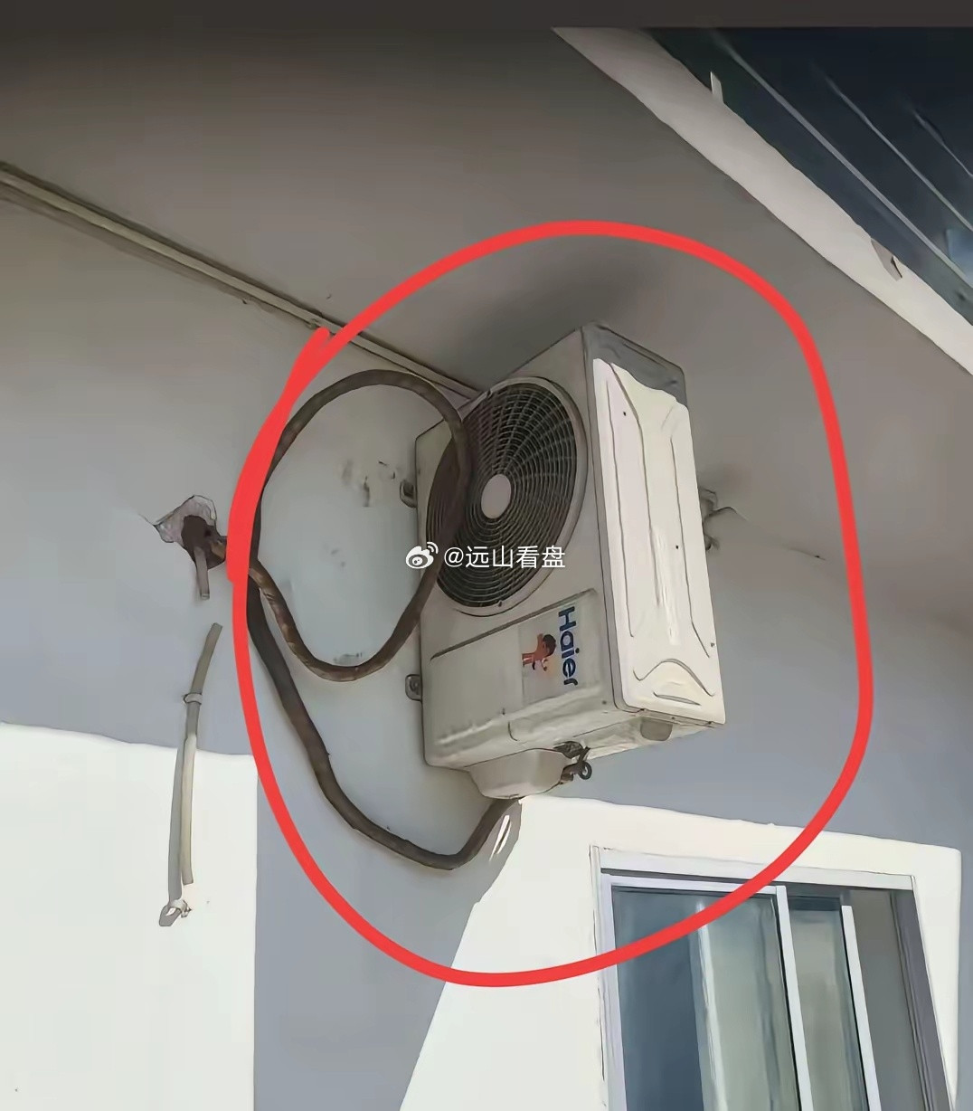 一位网友拍到的，这空调安装属实厉害了，长这么大，第一次看到空调外机是这样安装的，