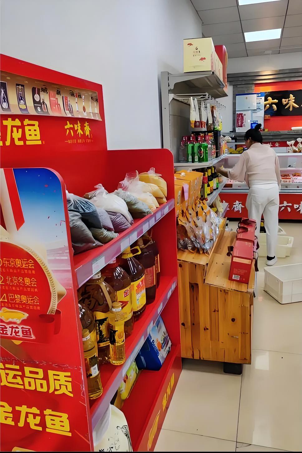 这两天市场上的猪肉价格真的很便宜，五、六元一斤，超乎了人们的想象。在山西太原有一