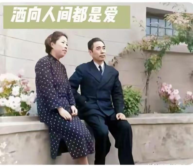 敬爱的周恩来夫妇。就是模范夫妻恩爱一生。谁知道邓颖超字迹有多美？1904