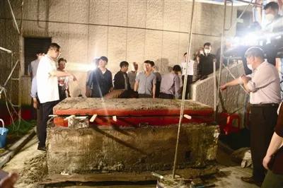 2016年，浙江台州村民杨某在翻盖新房过程中，施工挖掘作业突然受阻。工人下探挖掘