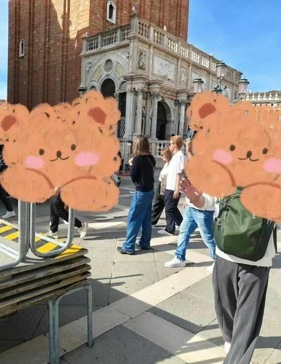 王心凌吴克群再次被偶遇！24日，王心凌、吴克群一起外出就餐成为热点新闻。而且