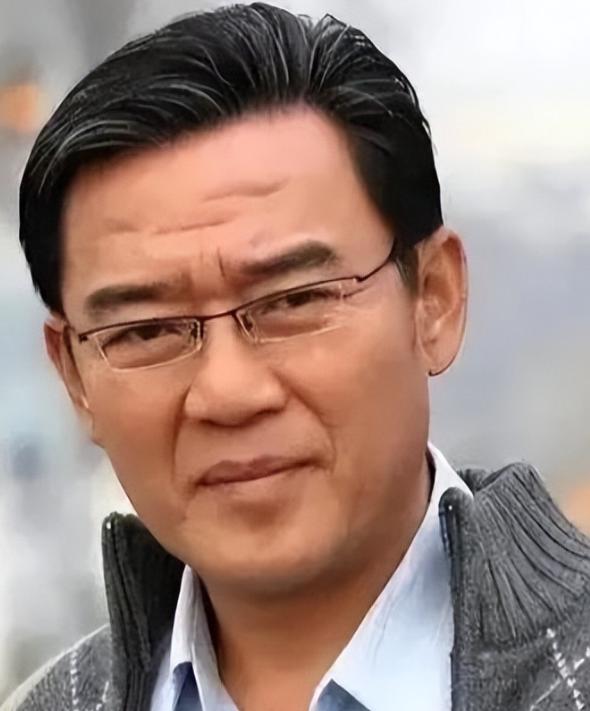 很多年后，李立群自己都忘不了那张桌子，不是因为它多体面，恰恰相反，那是一张快散架