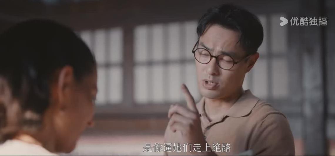 《灼灼韶华》第23-24集预告：王国栋的姨太太们公开在报纸上谴责褚韶华。康二妞看