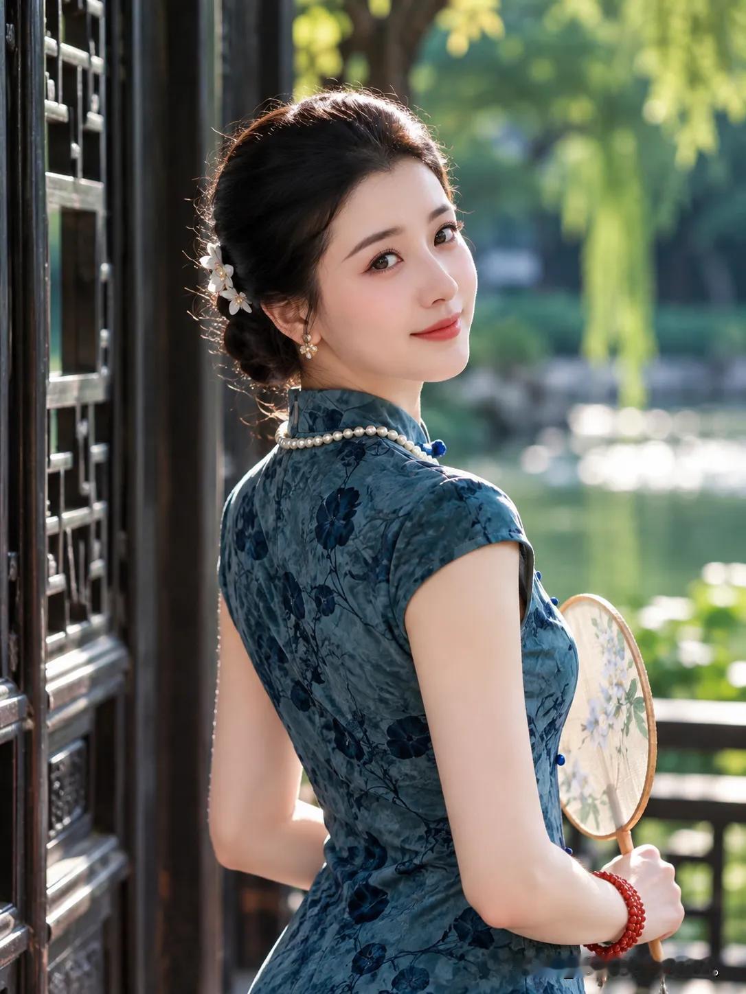青衫折扇回眸笑，温婉如诗入画来。一眼万年，这抹东方韵味谁懂呀？一帘烟雨落江南