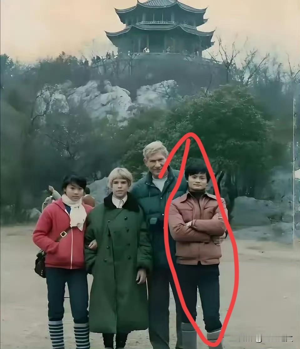 妈呀！真没看出来啊！马云还有这么青涩的老照片！锅盖头配大方脸，瞧着也就二