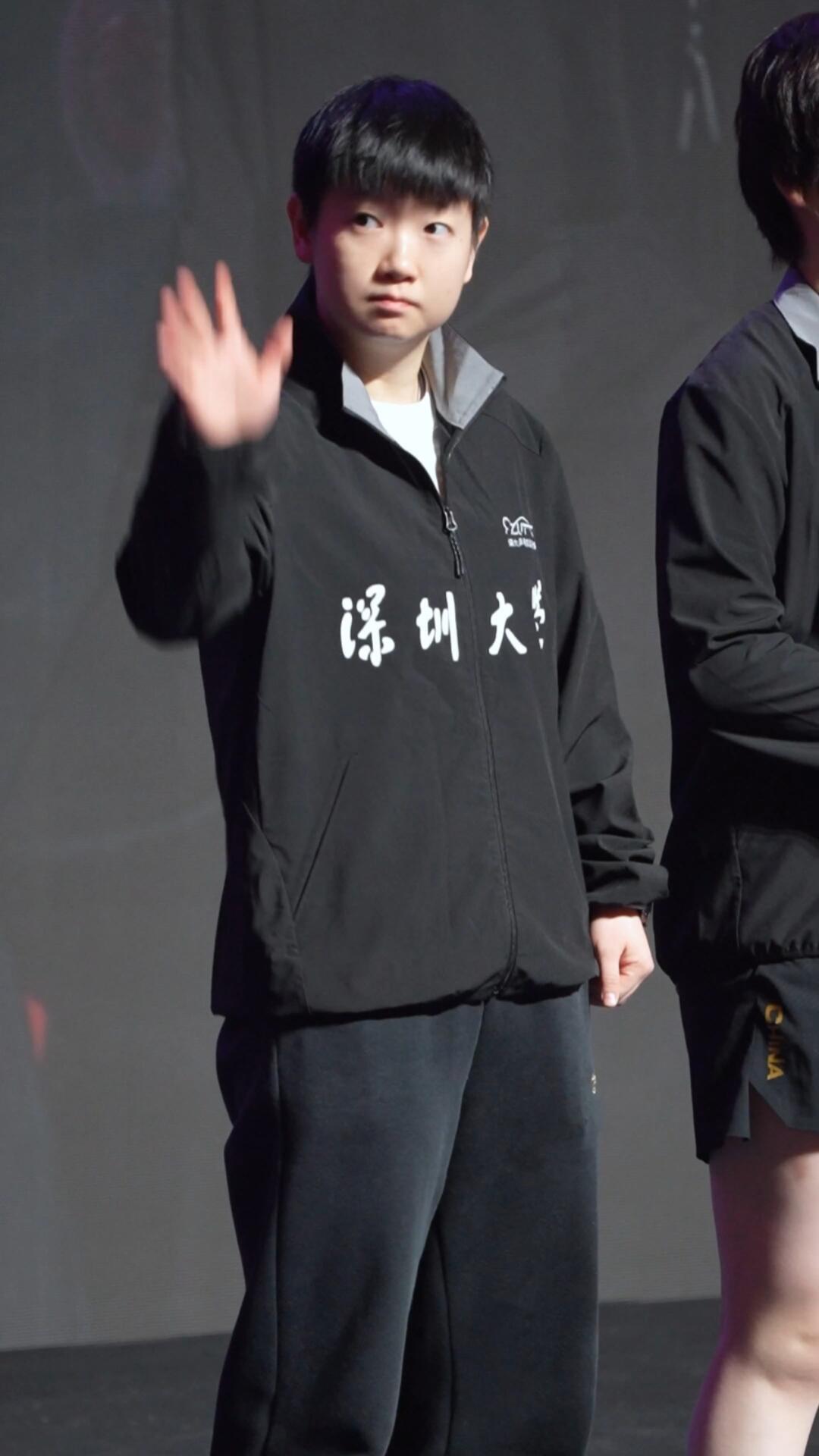 孙颖莎新出场，来坐班就是稳，小太阳走路自如干练，超级棒的小莎！莎莎一脸若有所思