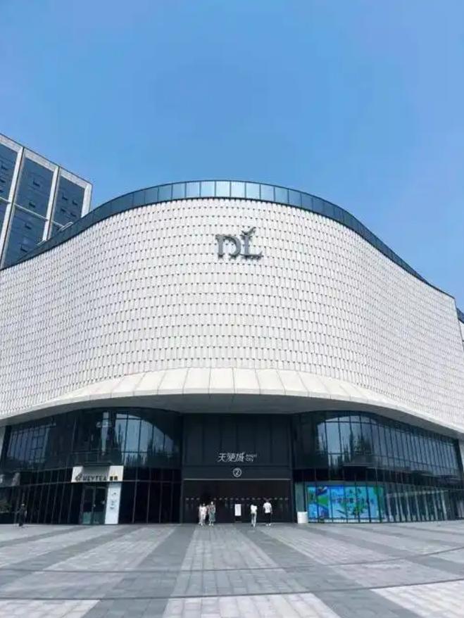 以为胖东来房东贪得无厌？别被带节奏了！算笔账：2.3万平一年2400万，每平每天