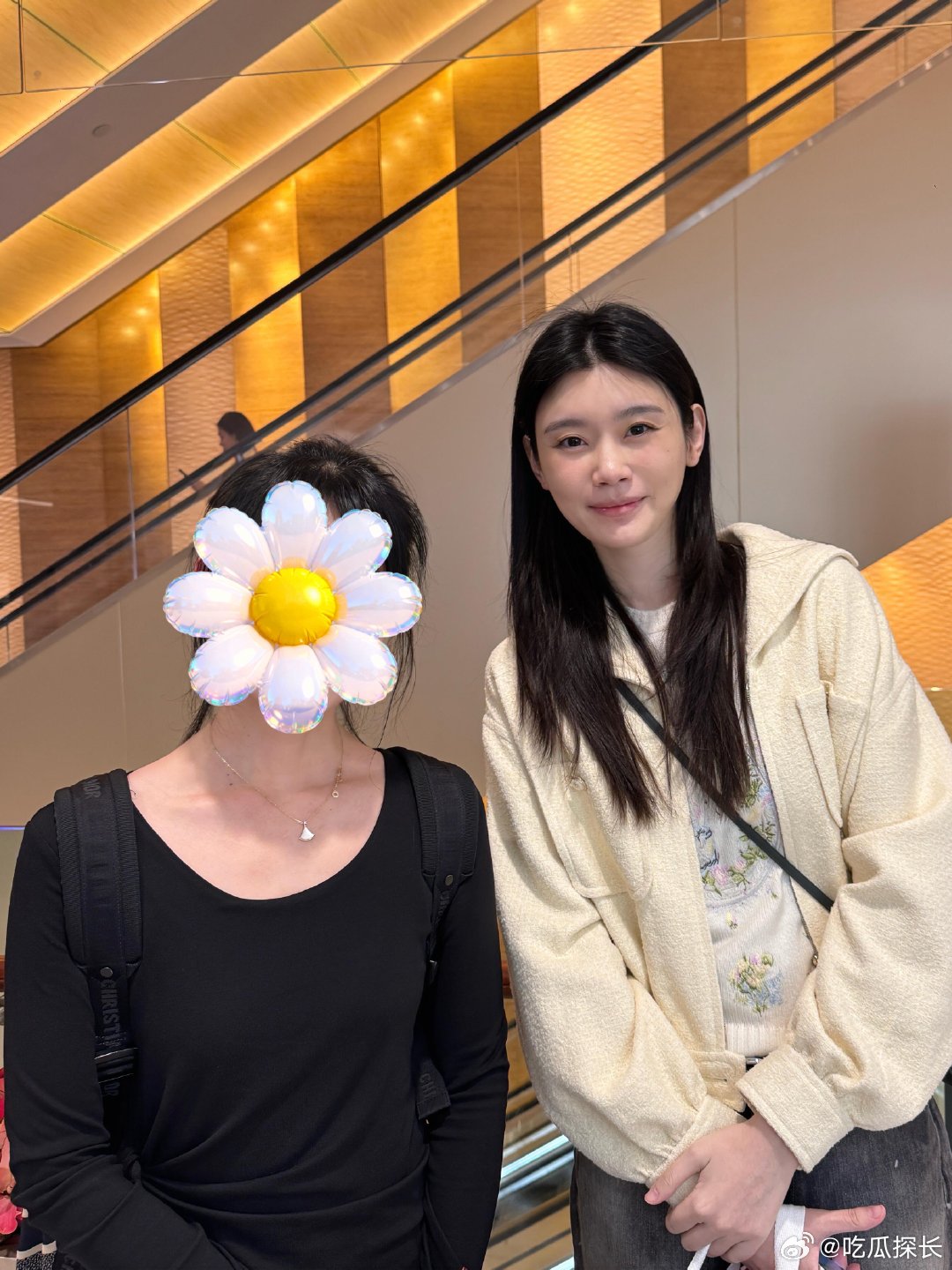 何猷君奚梦瑶挽手逛商场偶遇何猷君奚梦瑶挽手逛商场何猷君奚梦瑶挽手逛商场，奚梦瑶又