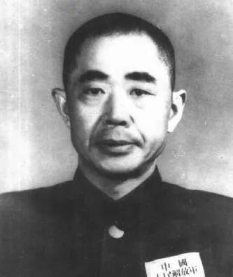 在湖南和平起义前，党代表李明灏要求陈明仁军统特务李健钧交给党处理，但陈明仁听后勃