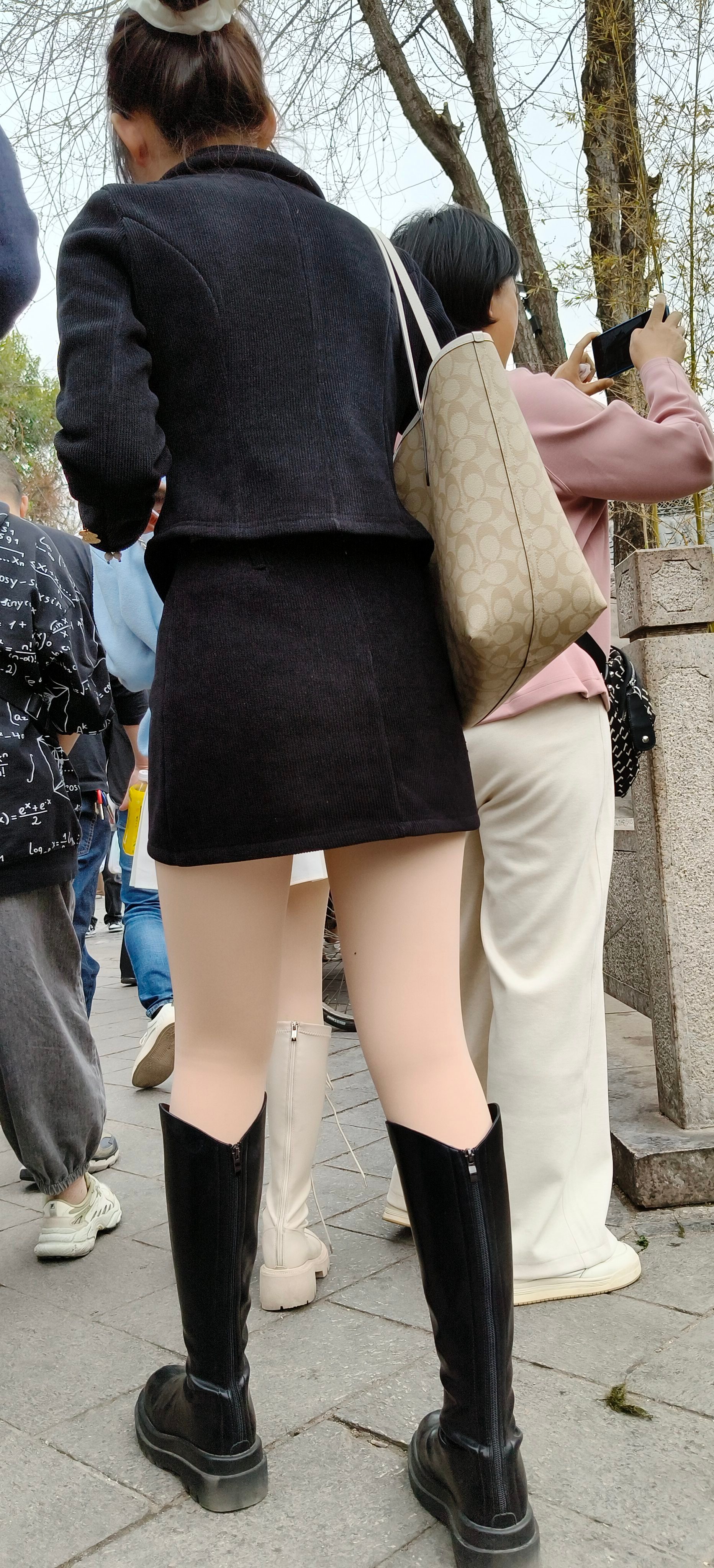 这身黑套装太好看了！短款上衣+短裙刚好显腿长，光腿神器配厚底长靴