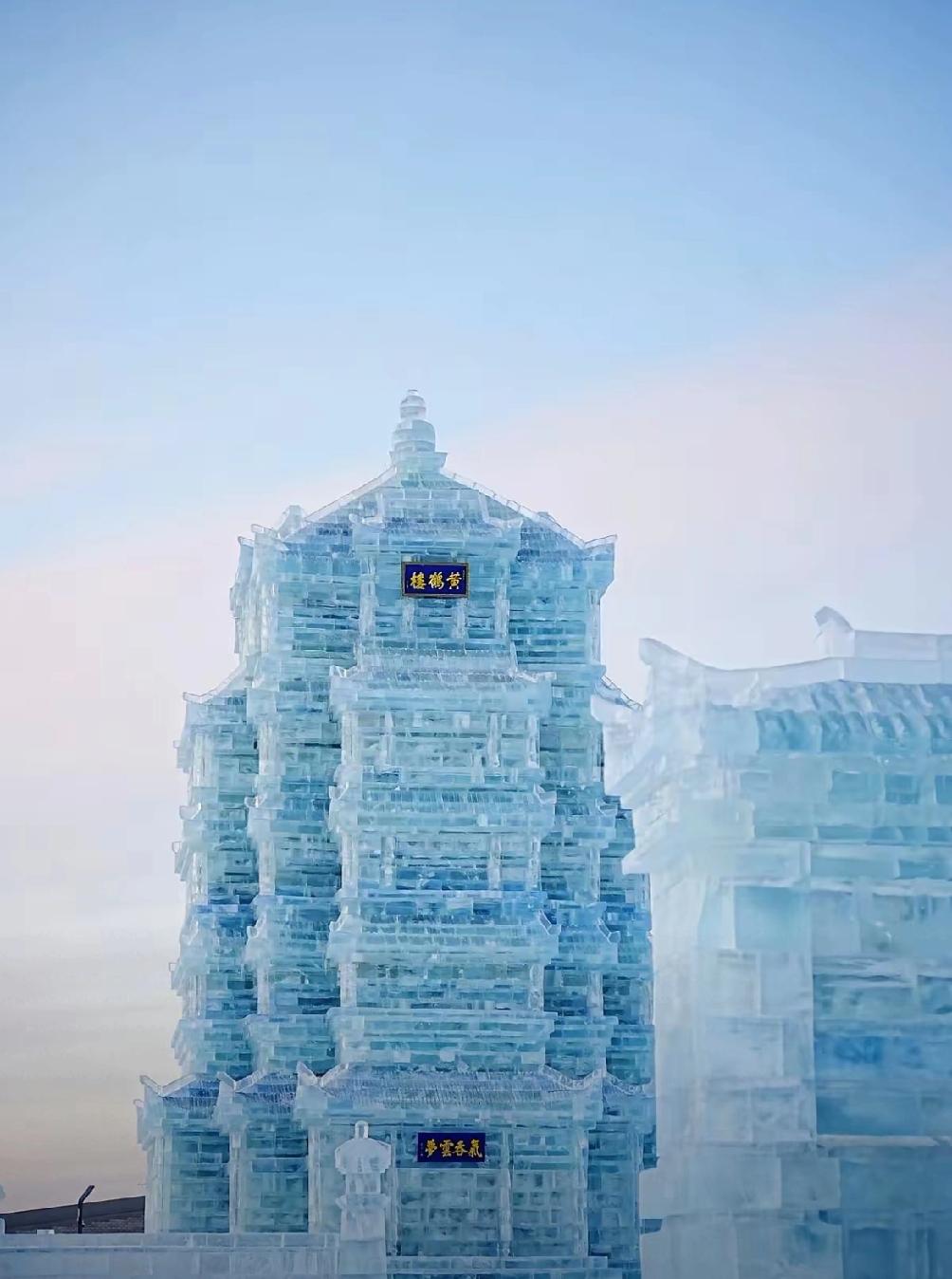 我真替哈尔滨捏把汗。刚开园的冰雪大世界，全国人民都眼巴巴瞅着呢，美得跟神话里一